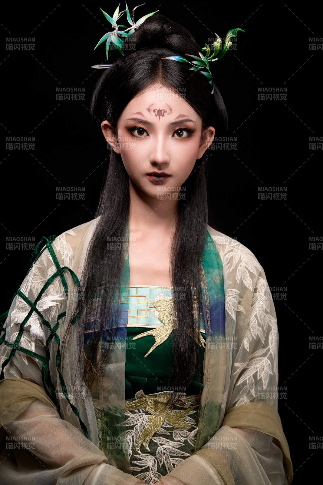 黑色背景下身穿古装汉服的东方女子