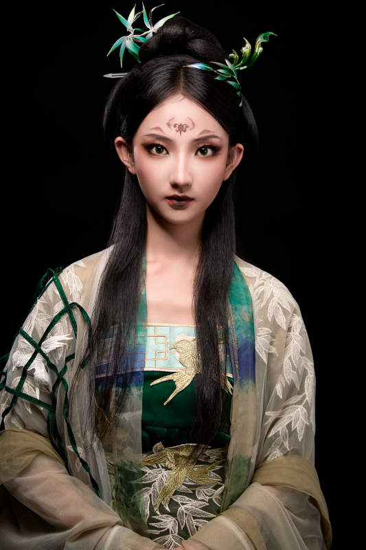 黑色背景下身穿古装汉服的东方女子