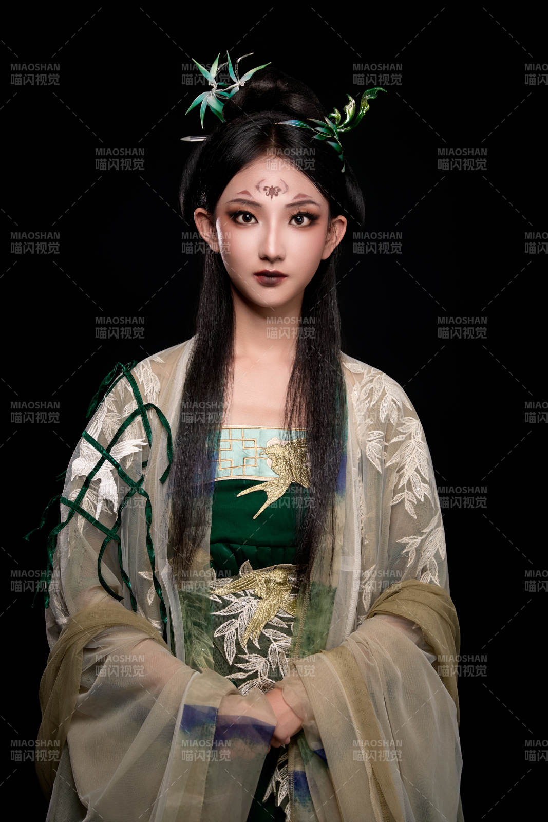 黑色背景下身穿古装汉服的东方女子