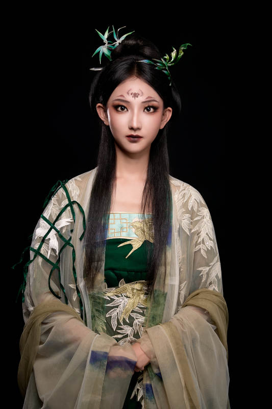 黑色背景下身穿古装汉服的东方女子