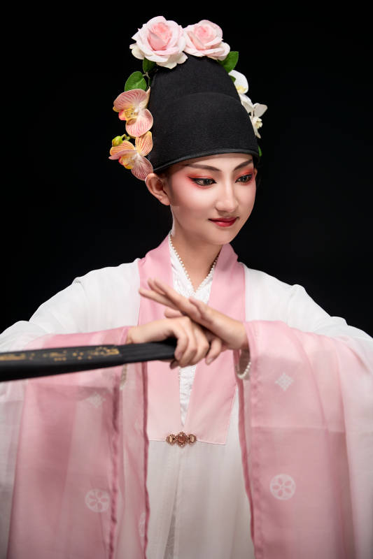 身着粤剧戏曲反串装扮手持折扇的青年女性