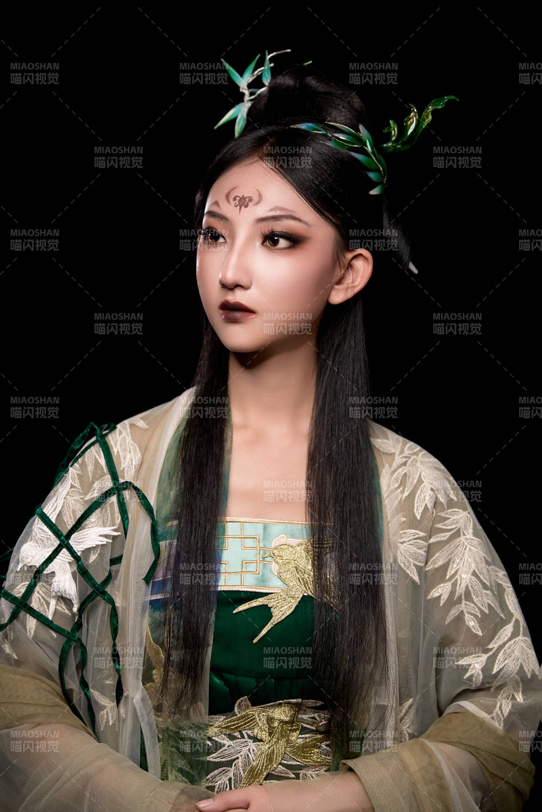 黑色背景下身穿古装汉服的东方女子