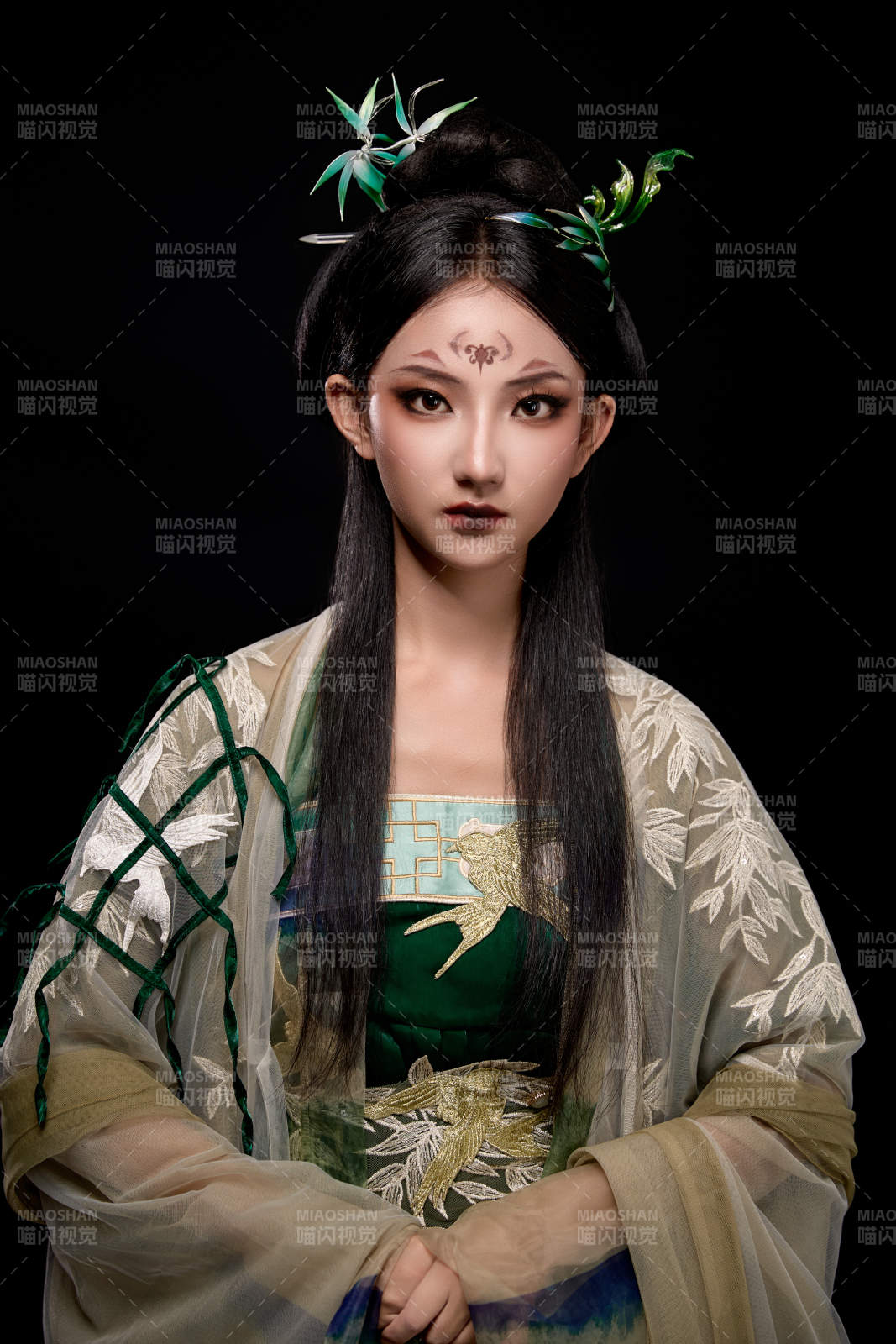 黑色背景下身穿古装汉服的东方女子