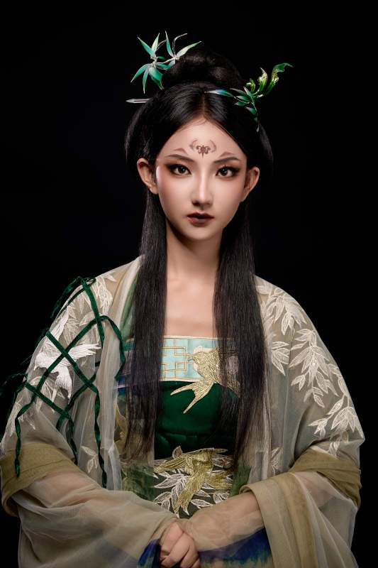 黑色背景下身穿古装汉服的东方女子