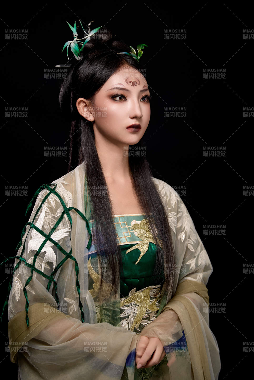 黑色背景下身穿古裝漢服的東方女子