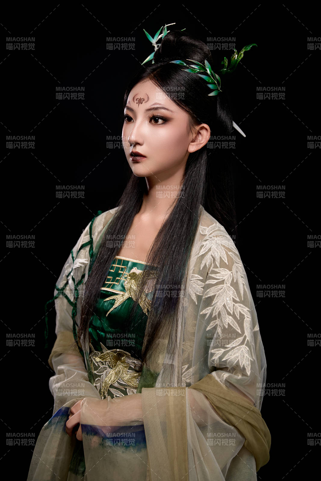 黑色背景下身穿古装汉服的东方女子