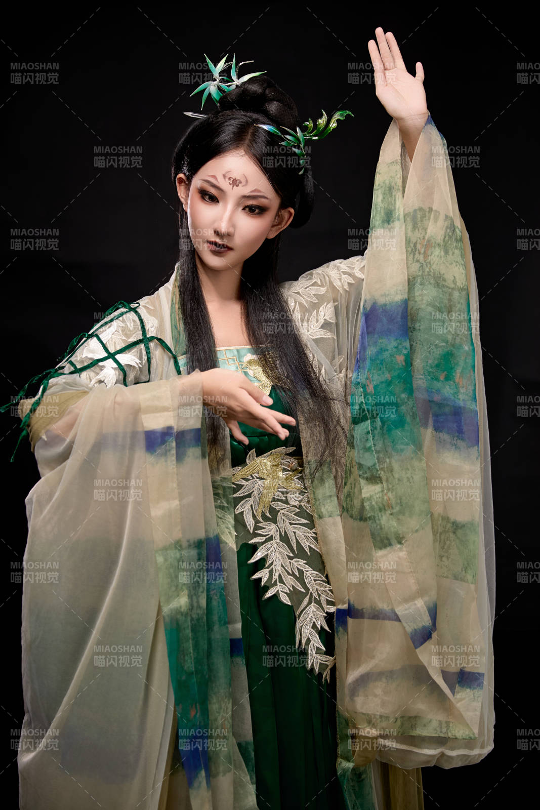 黑色背景下身穿古装汉服的东方女子