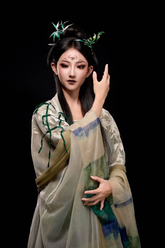 黑色背景下身穿古装汉服的东方女子