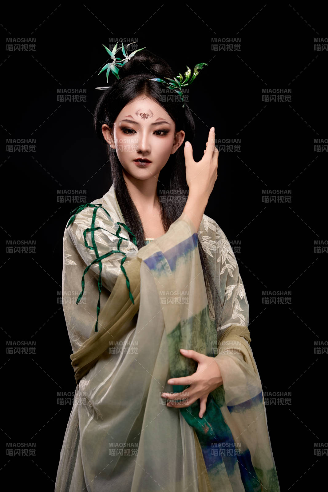 黑色背景下身穿古装汉服的东方女子