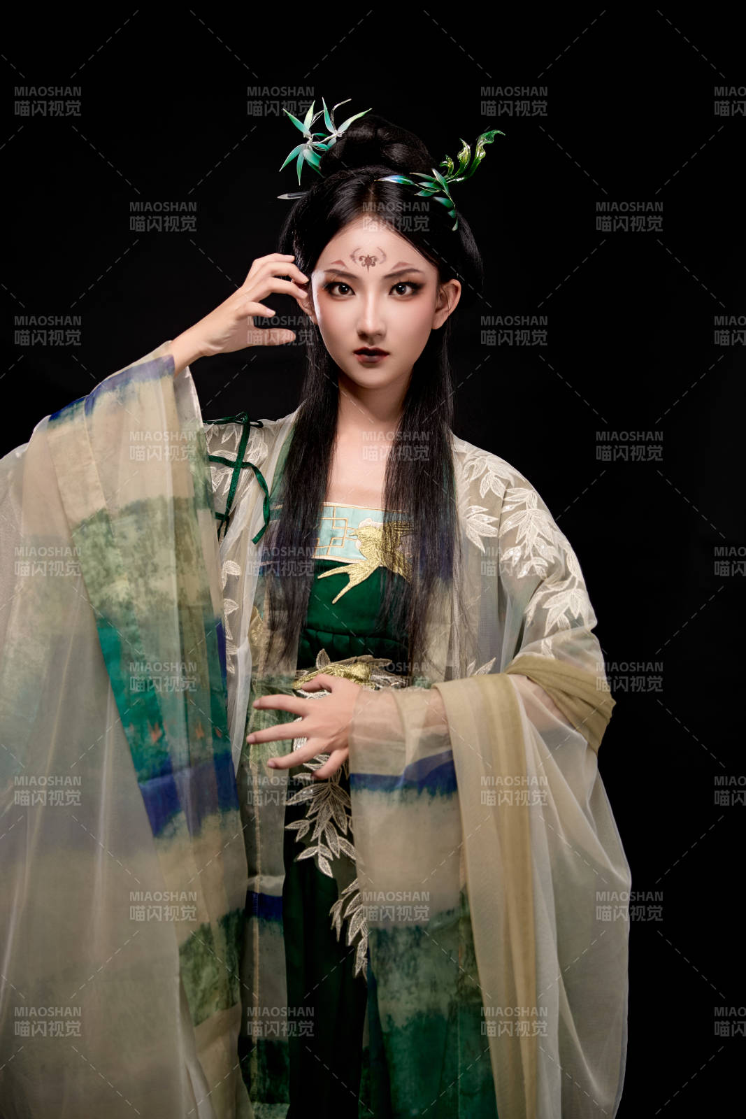 黑色背景下身穿古裝漢服的東方女子