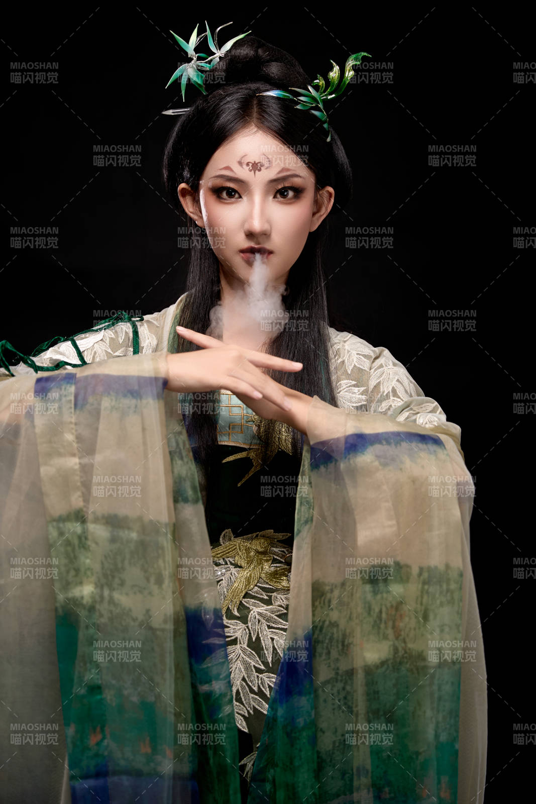 黑色背景下身穿古装汉服的东方女子