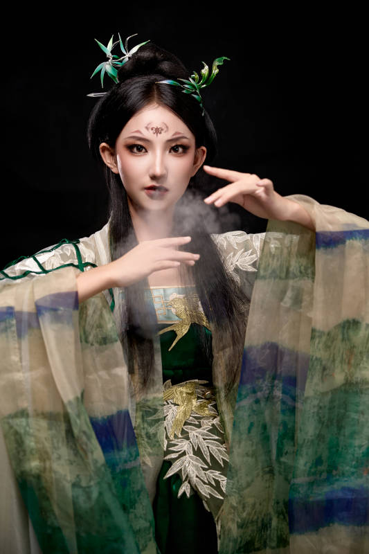 黑色背景下身穿古装汉服的东方女子