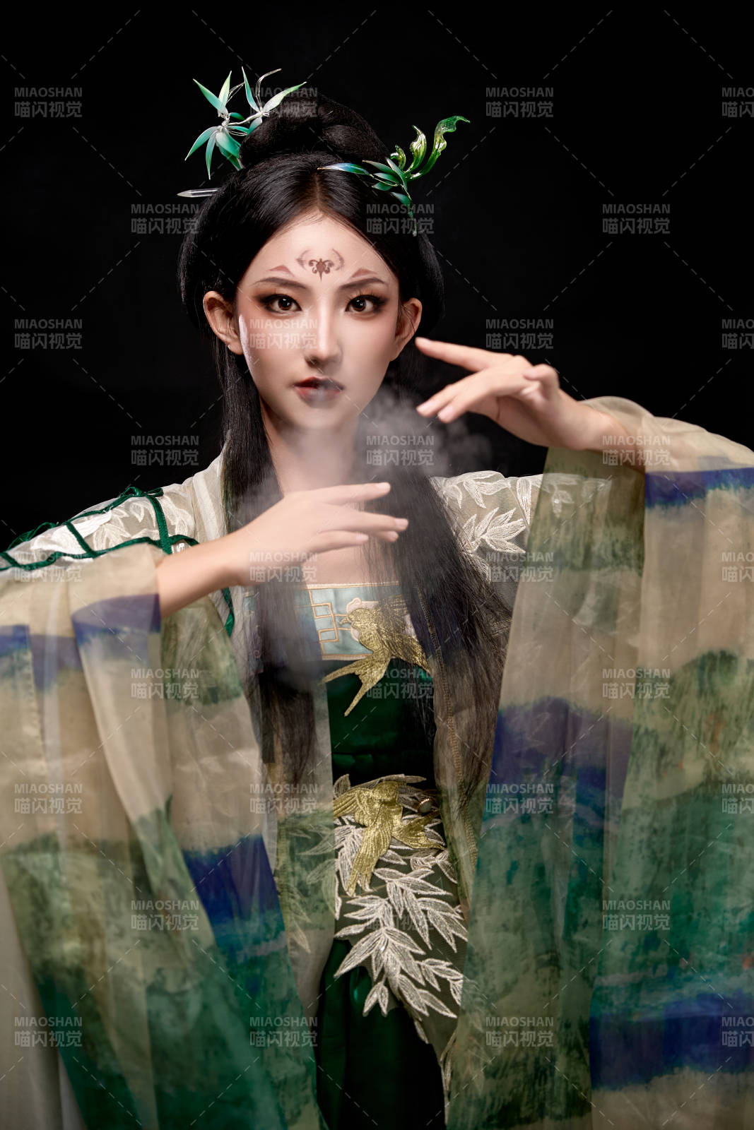 黑色背景下身穿古装汉服的东方女子