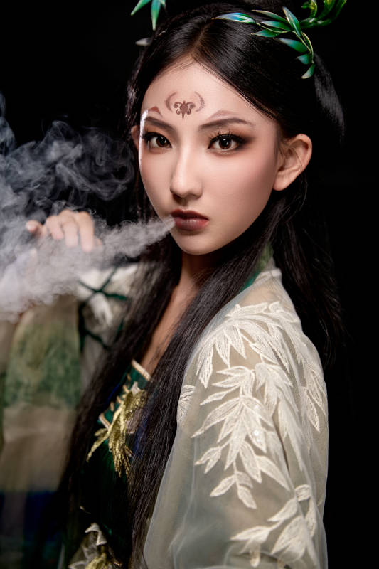 黑色背景下身穿古装汉服的东方女子