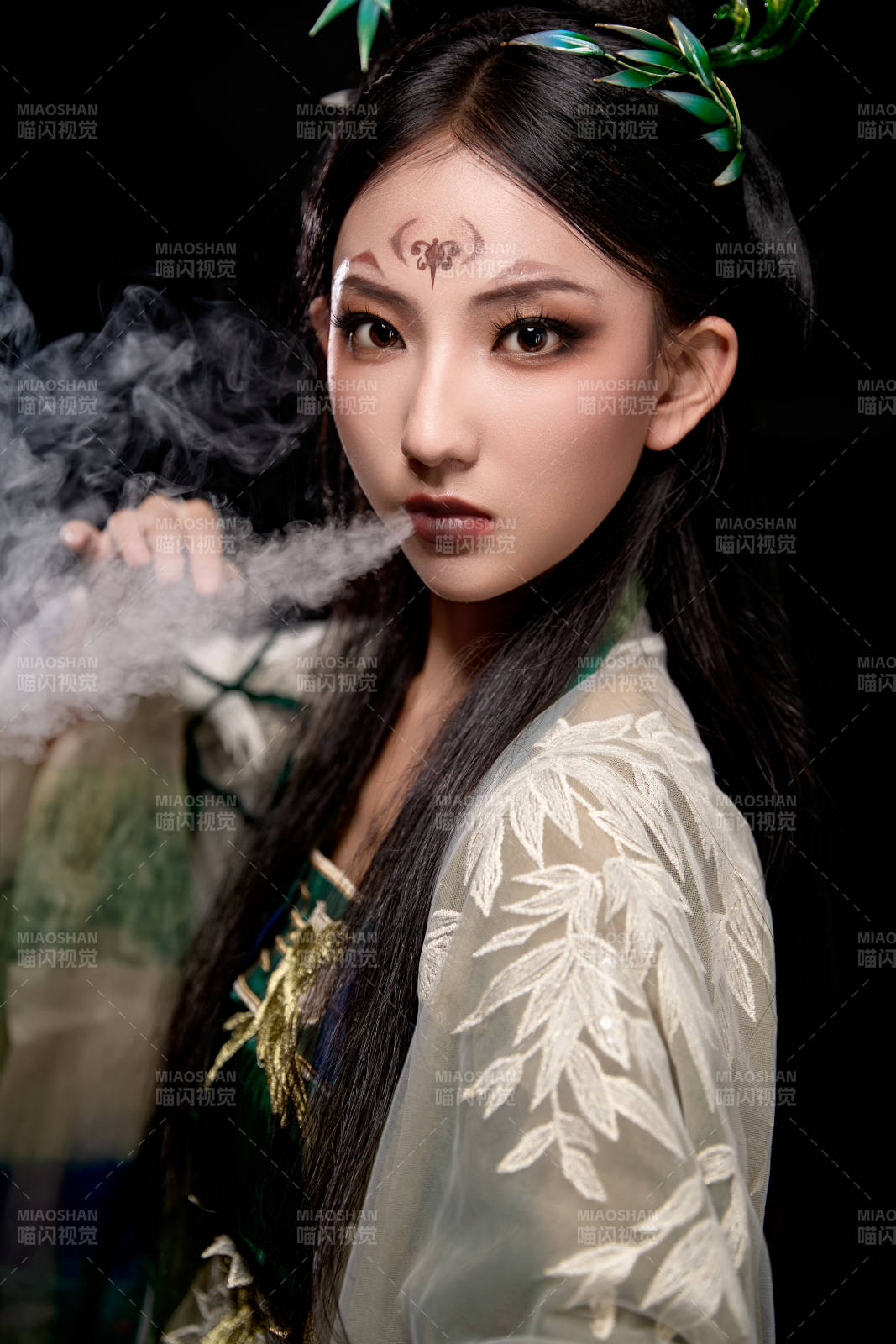 黑色背景下身穿古装汉服的东方女子