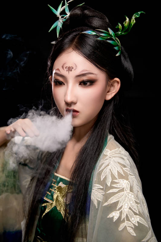 黑色背景下身穿古装汉服的东方女子