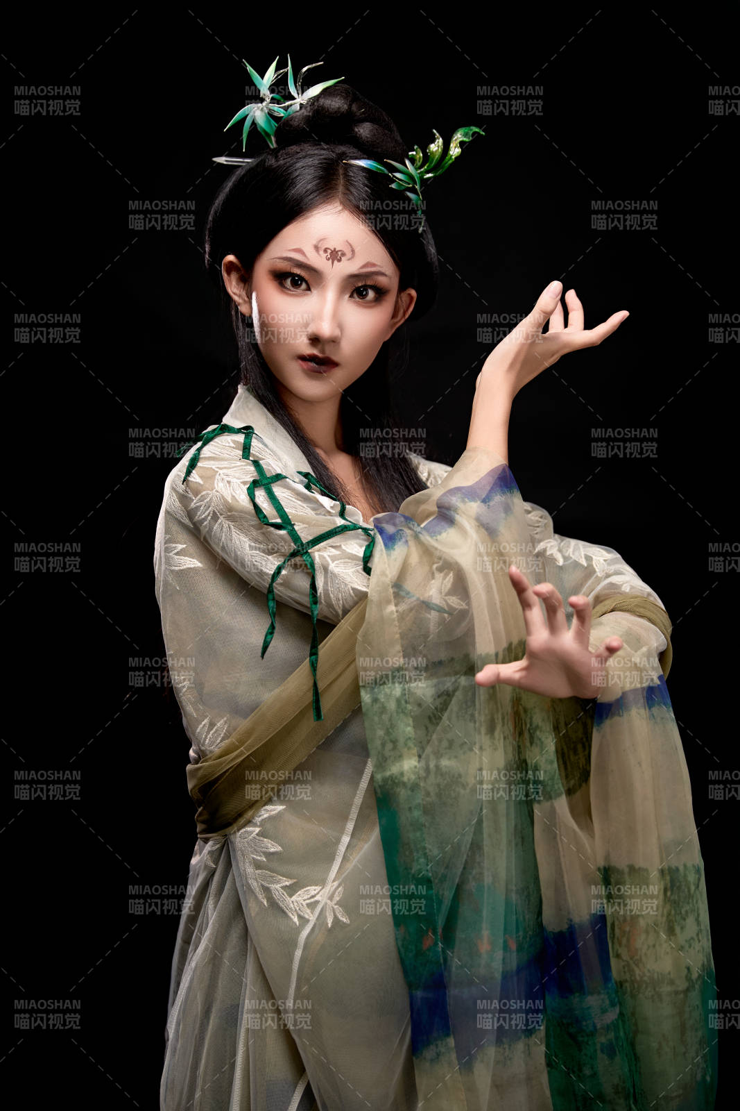 黑色背景下身穿古装汉服的东方女子