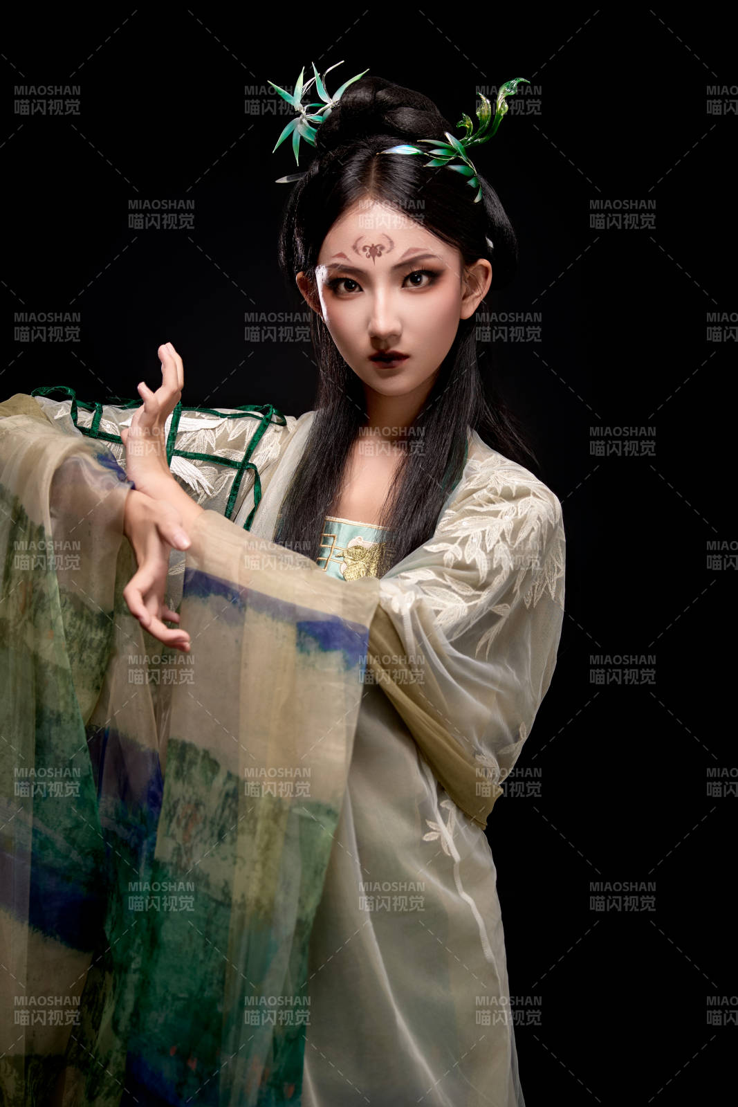 黑色背景下身穿古装汉服的东方女子