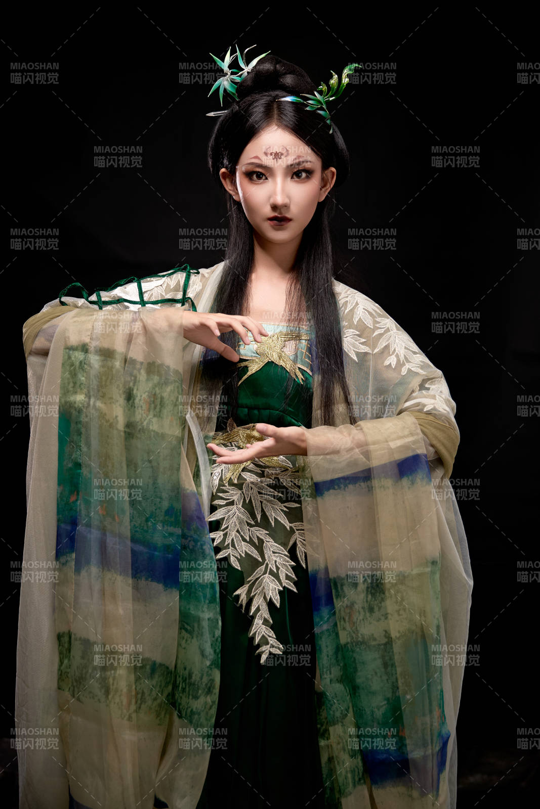 黑色背景下身穿古装汉服的东方女子