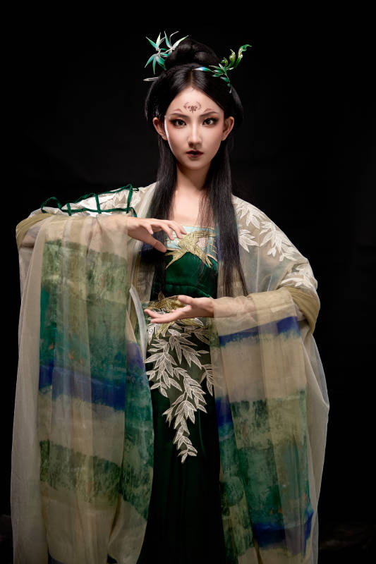 黑色背景下身穿古装汉服的东方女子