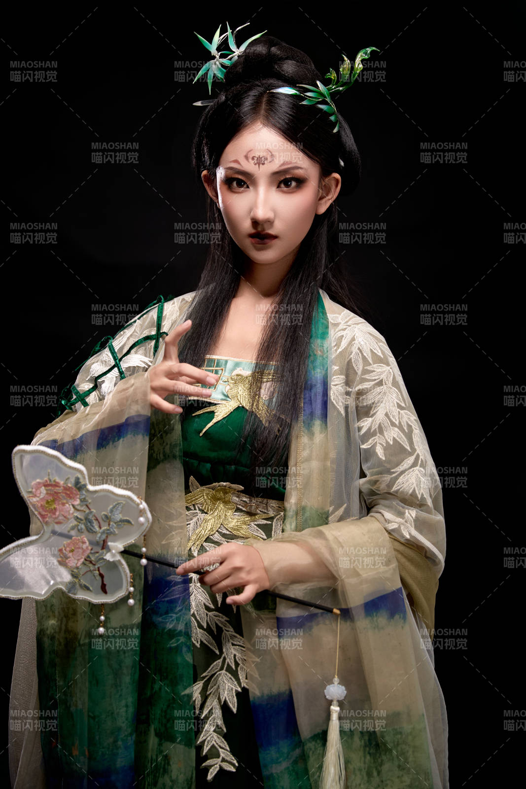 黑色背景下身穿古装汉服的东方女子图片