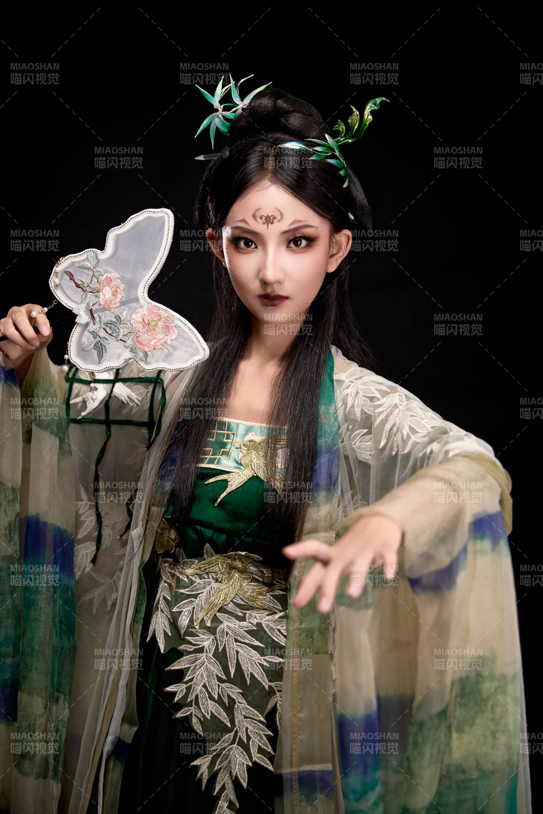 黑色背景下身穿古裝漢服的東方女子