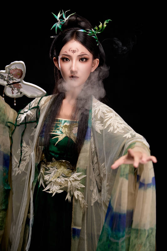 黑色背景下身穿古装汉服的东方女子