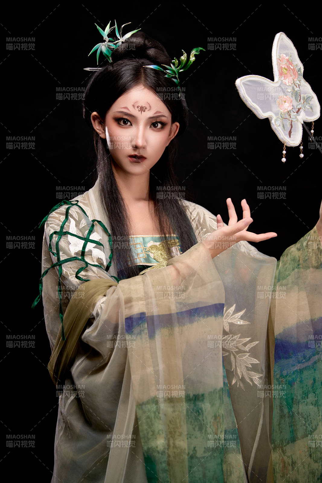 黑色背景下身穿古裝漢服的東方女子