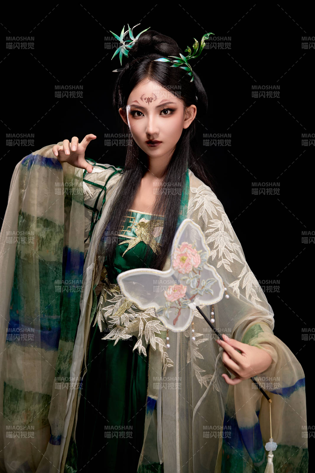 黑色背景下身穿古裝漢服的東方女子