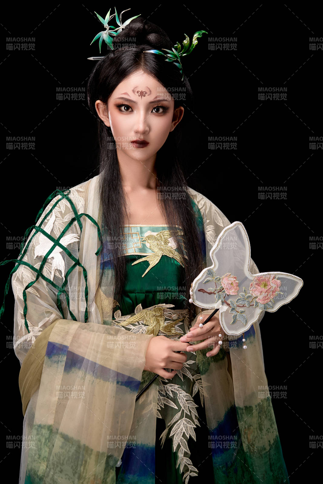 黑色背景下身穿古裝漢服的東方女子