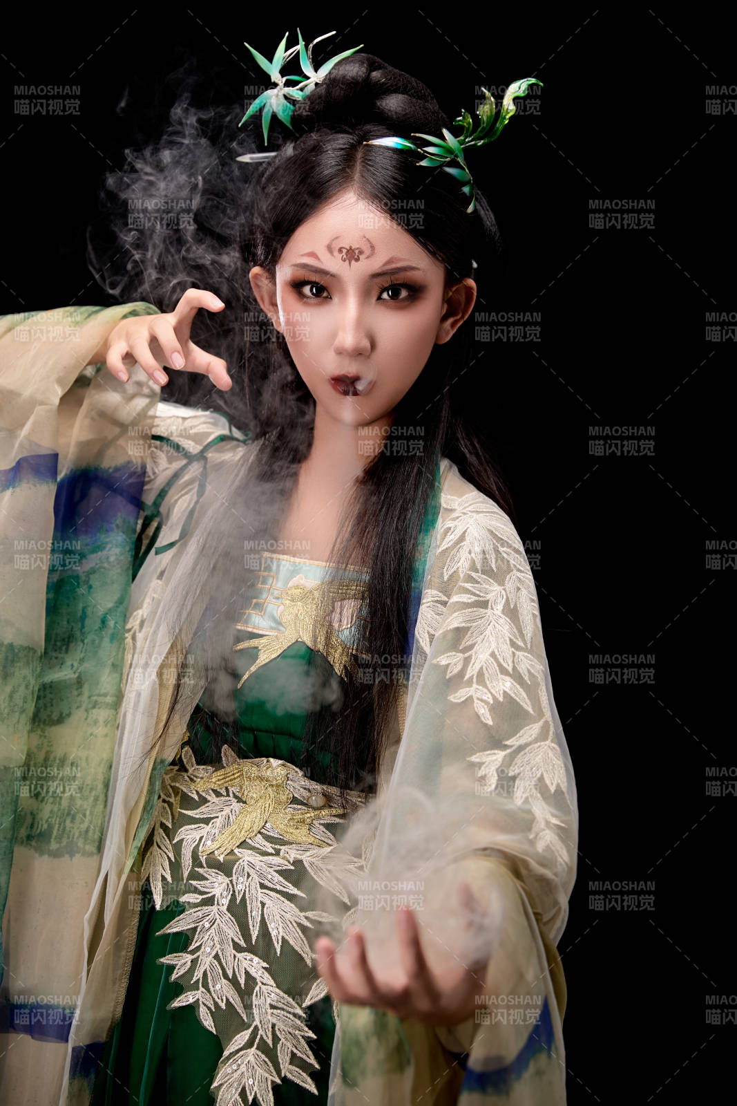 黑色背景下身穿古装汉服的东方女子图片