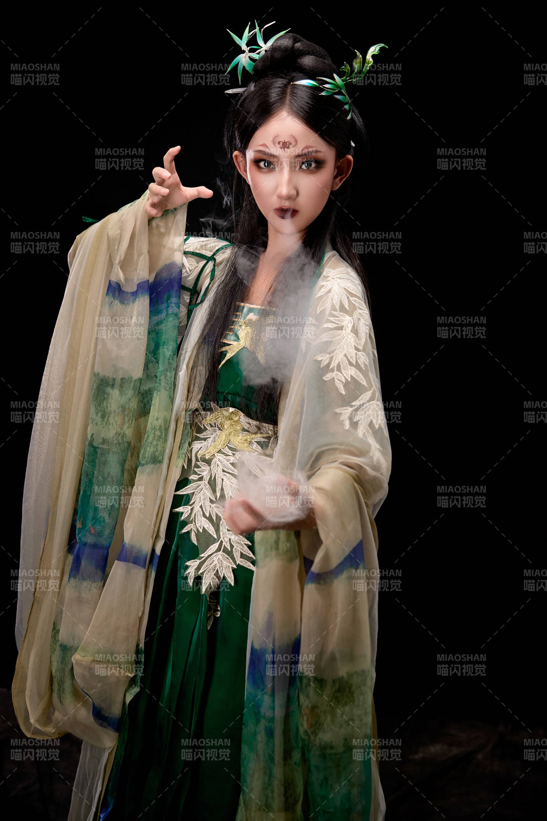 黑色背景下身穿古装汉服的东方女子