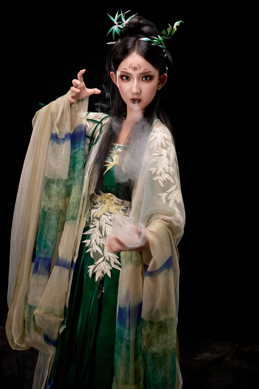 黑色背景下身穿古装汉服的东方女子