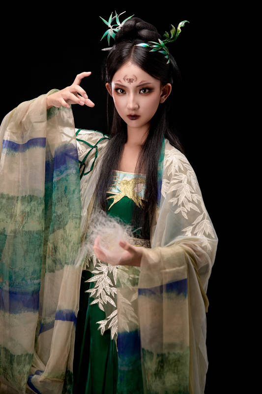 黑色背景下身穿古装汉服的东方女子