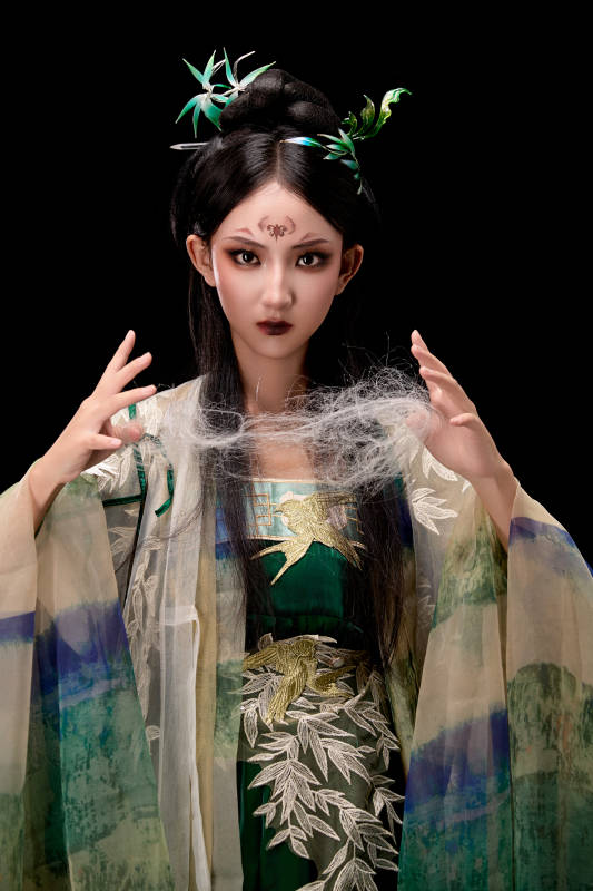 黑色背景下身穿古装汉服的东方女子