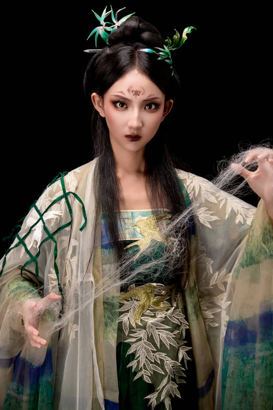 黑色背景下身穿古装汉服的东方女子