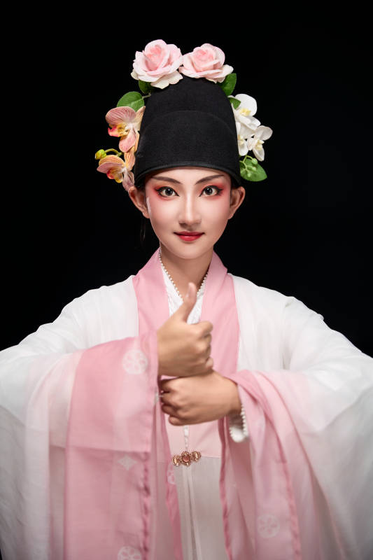 身着中国传统粤剧戏曲反串装扮的青年女性