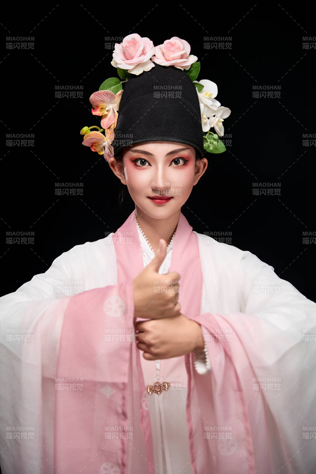 身着中国传统粤剧戏曲反串装扮的青年女性