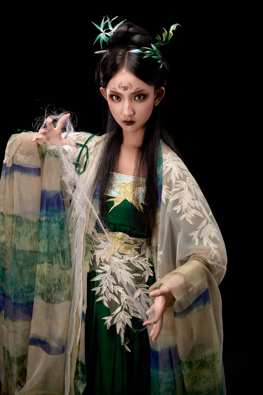 黑色背景下身穿古装汉服的东方女子