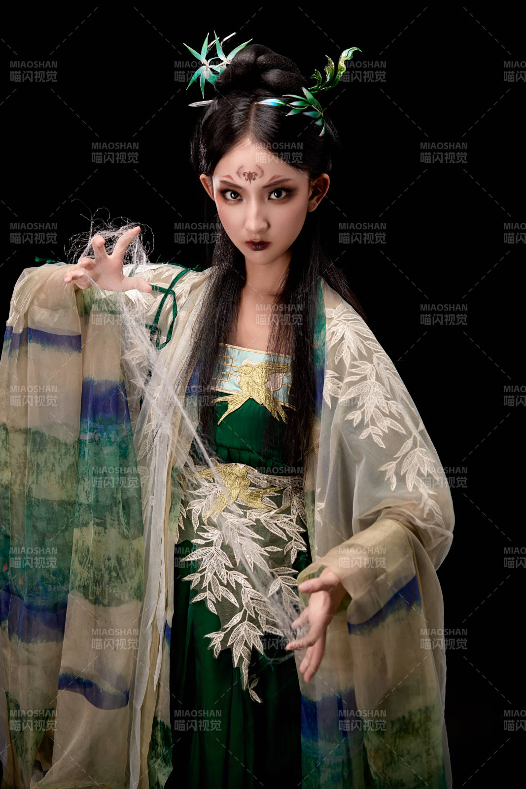 黑色背景下身穿古装汉服的东方女子