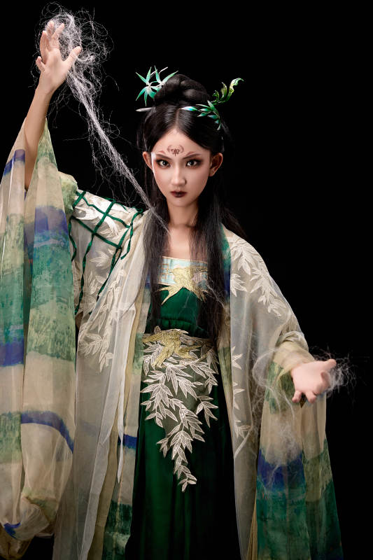 黑色背景下身穿古装汉服的东方女子