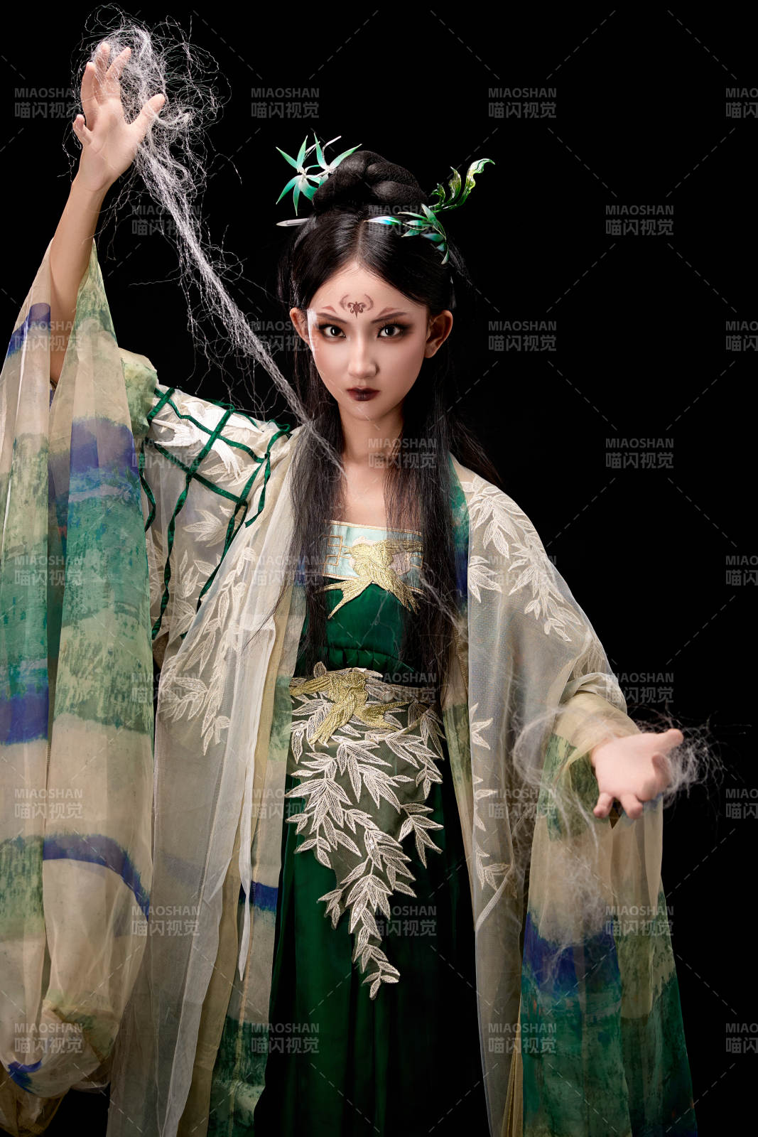 黑色背景下身穿古装汉服的东方女子