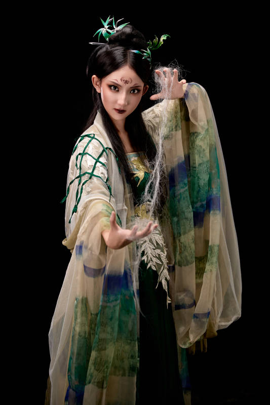 黑色背景下身穿古装汉服的东方女子