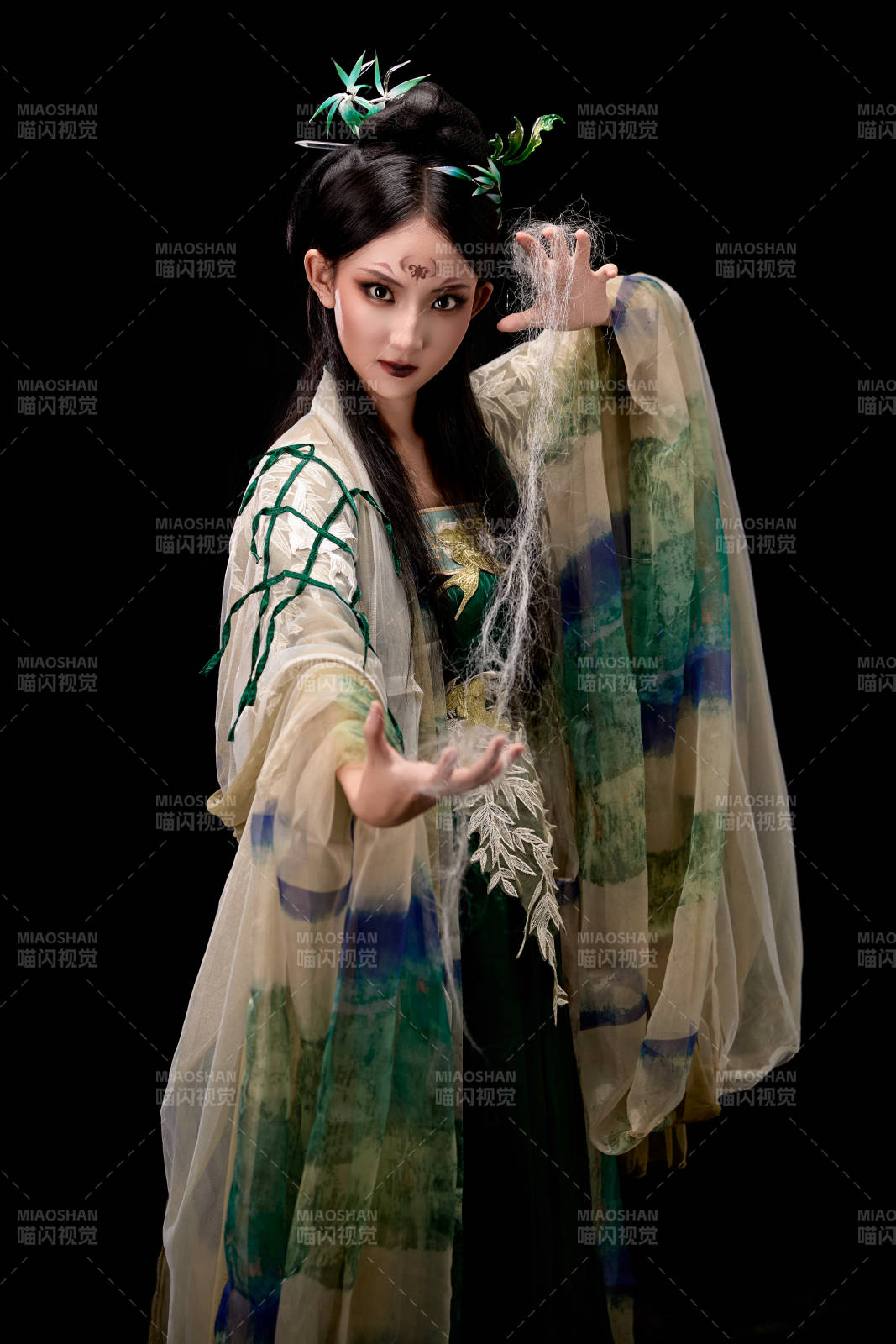 黑色背景下身穿古装汉服的东方女子