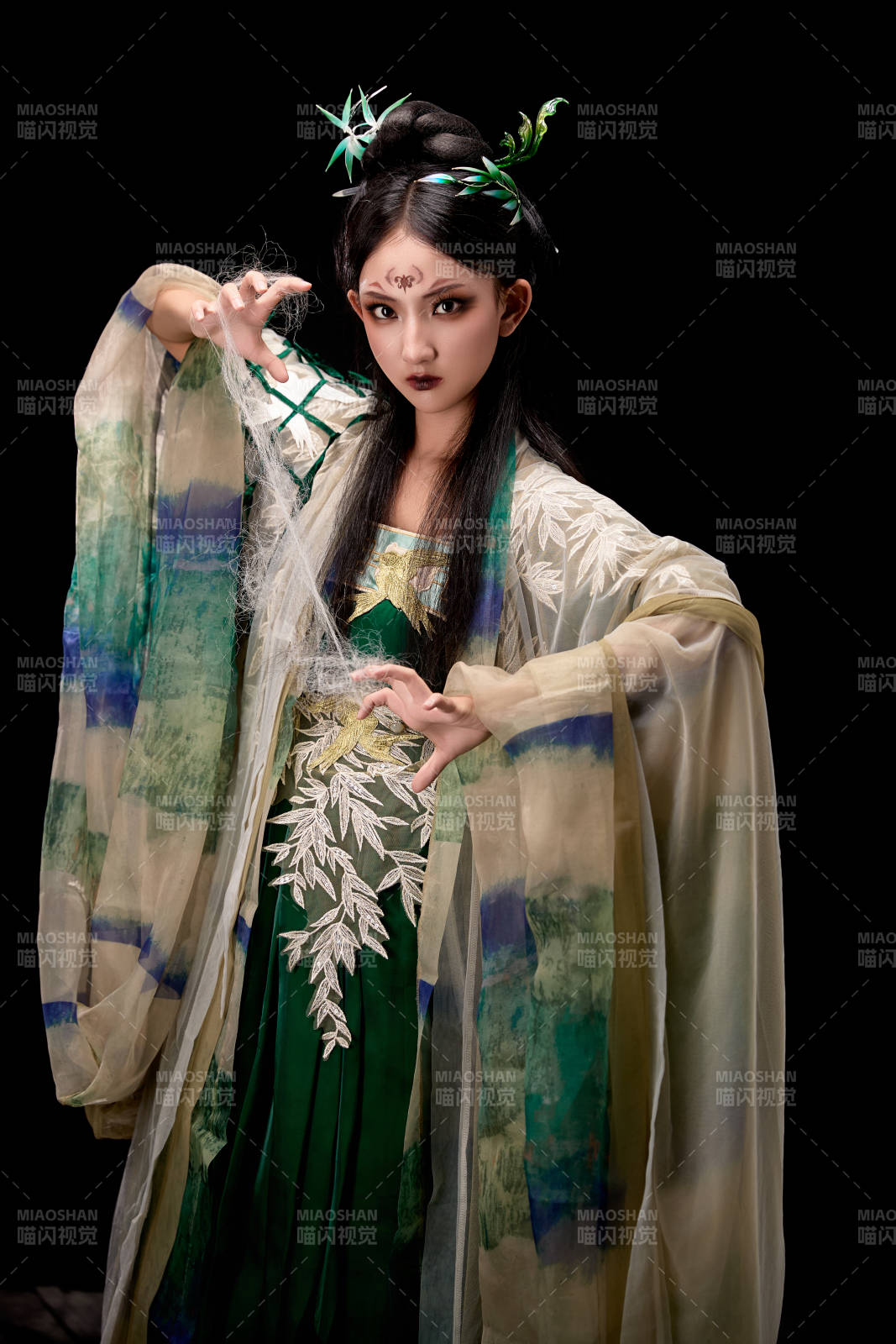 黑色背景下身穿古裝漢服的東方女子