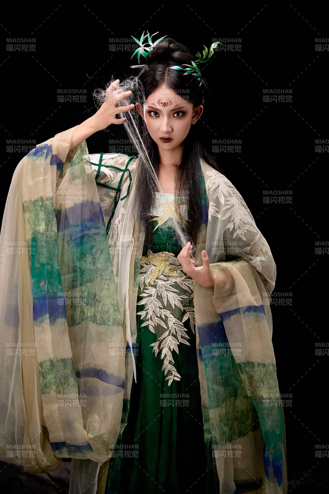 黑色背景下身穿古装汉服的东方女子