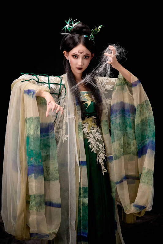 黑色背景下身穿古装汉服的东方女子