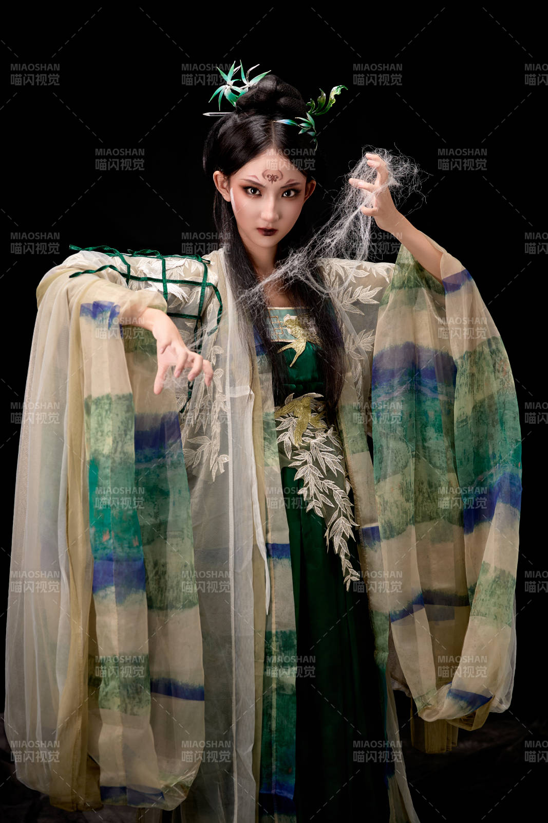 黑色背景下身穿古装汉服的东方女子