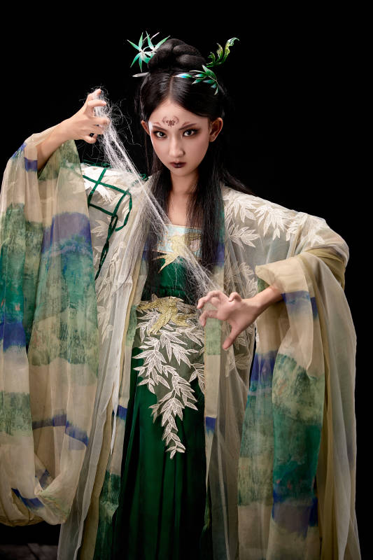 黑色背景下身穿古装汉服的东方女子