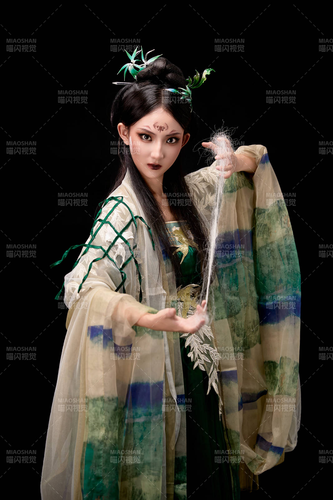 黑色背景下身穿古装汉服的东方女子